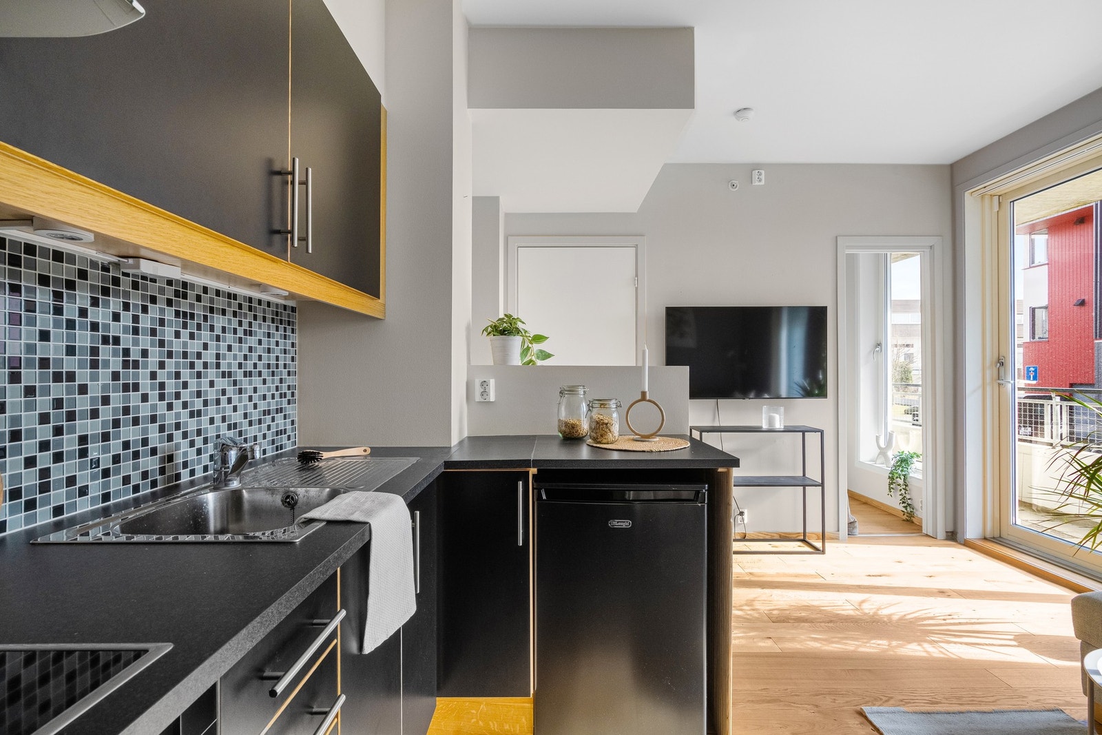 Moderne kjøkken med stilrene løsninger og gode arbeidsflater. Galleribilde