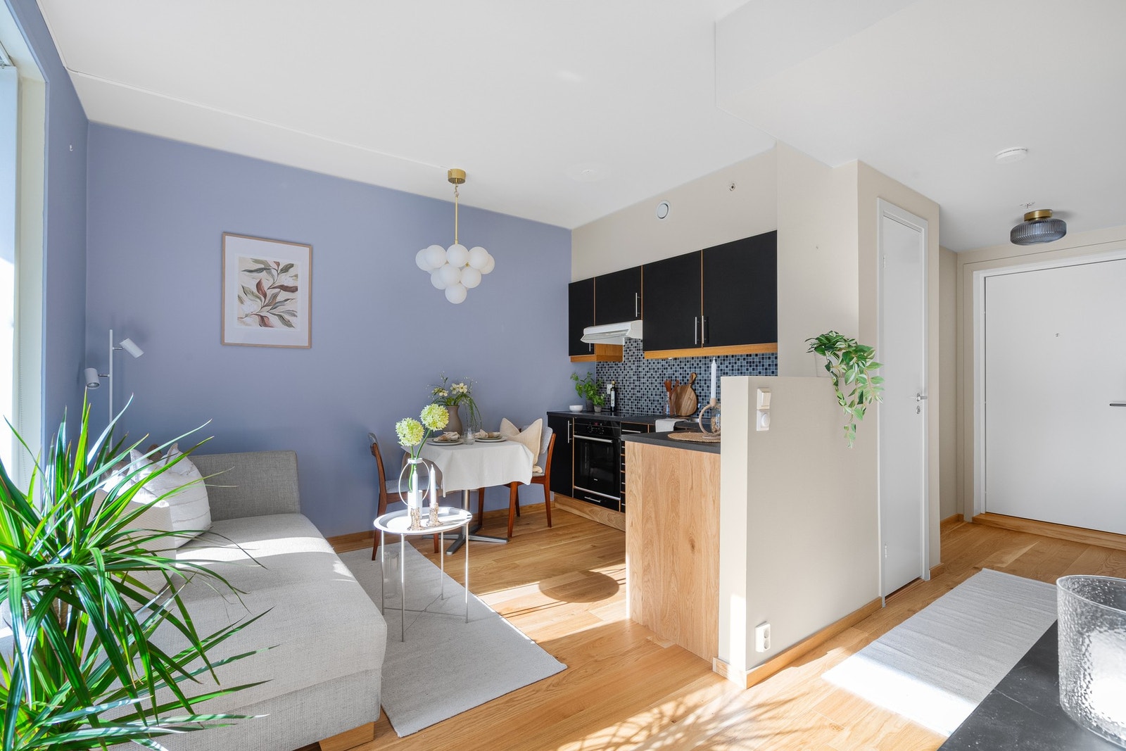 Lys og åpen stue- og kjøkkenløsning med gode møbleringsmuligheter Galleribilde