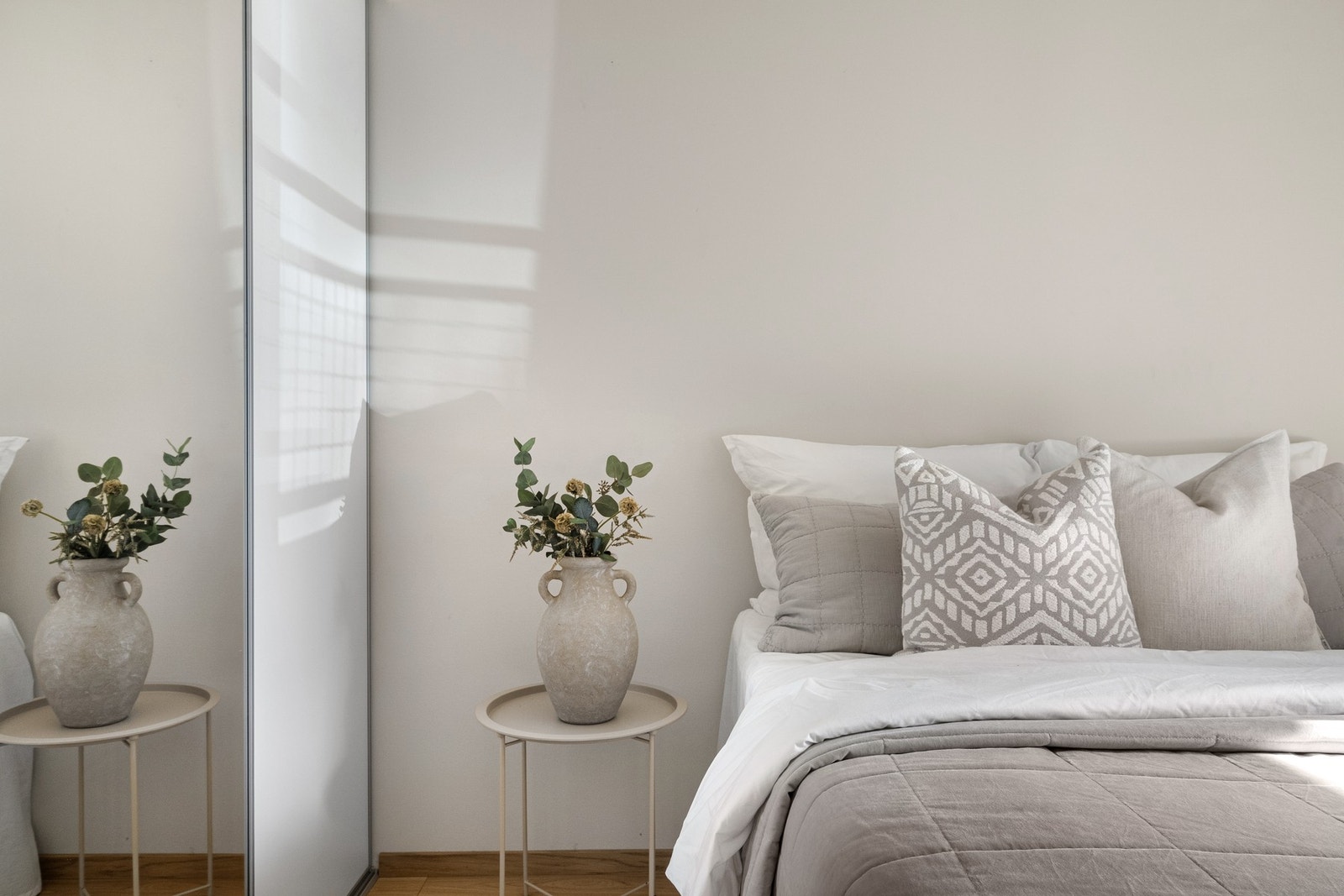 Romslig hovedsoverom med plass til garderobeløsning. Galleribilde