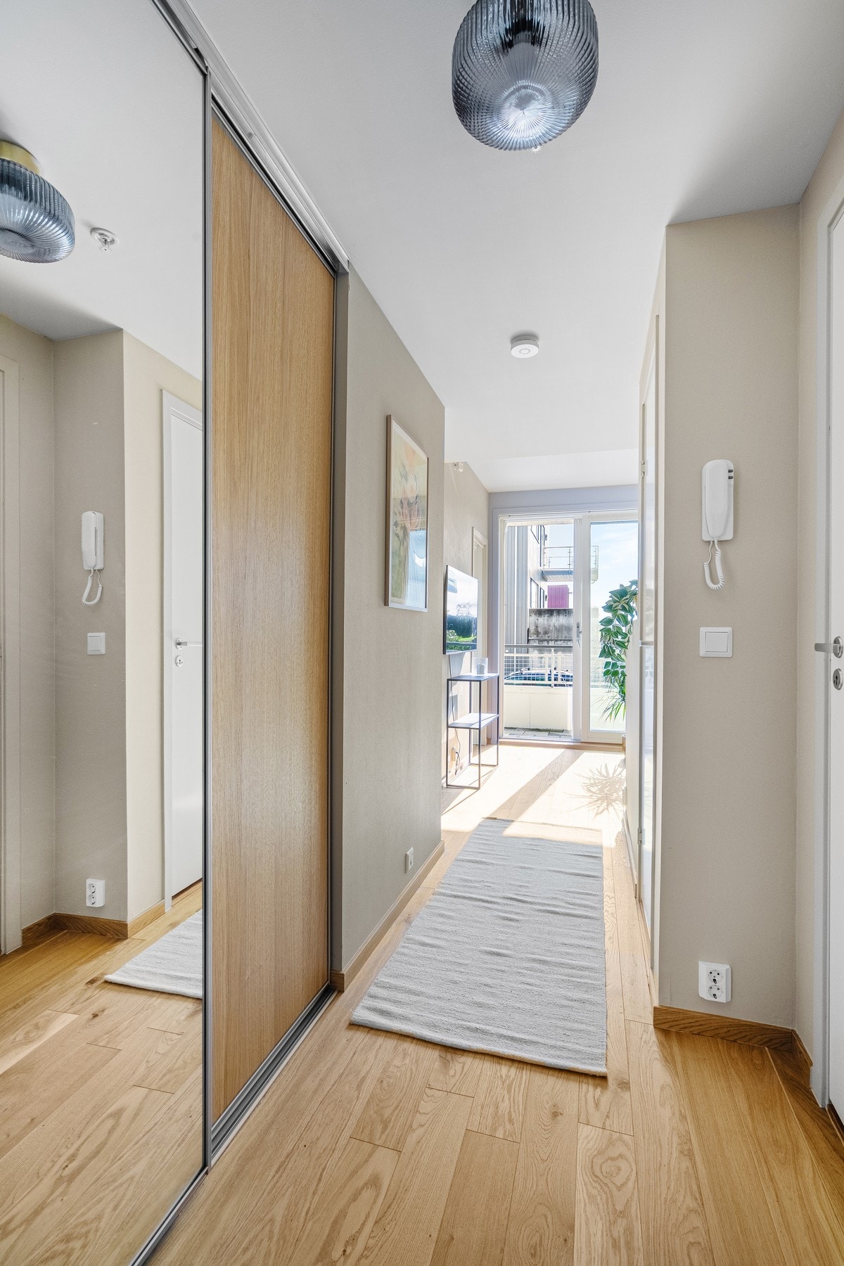 Innbydende entré med plass til oppbevaring. Galleribilde