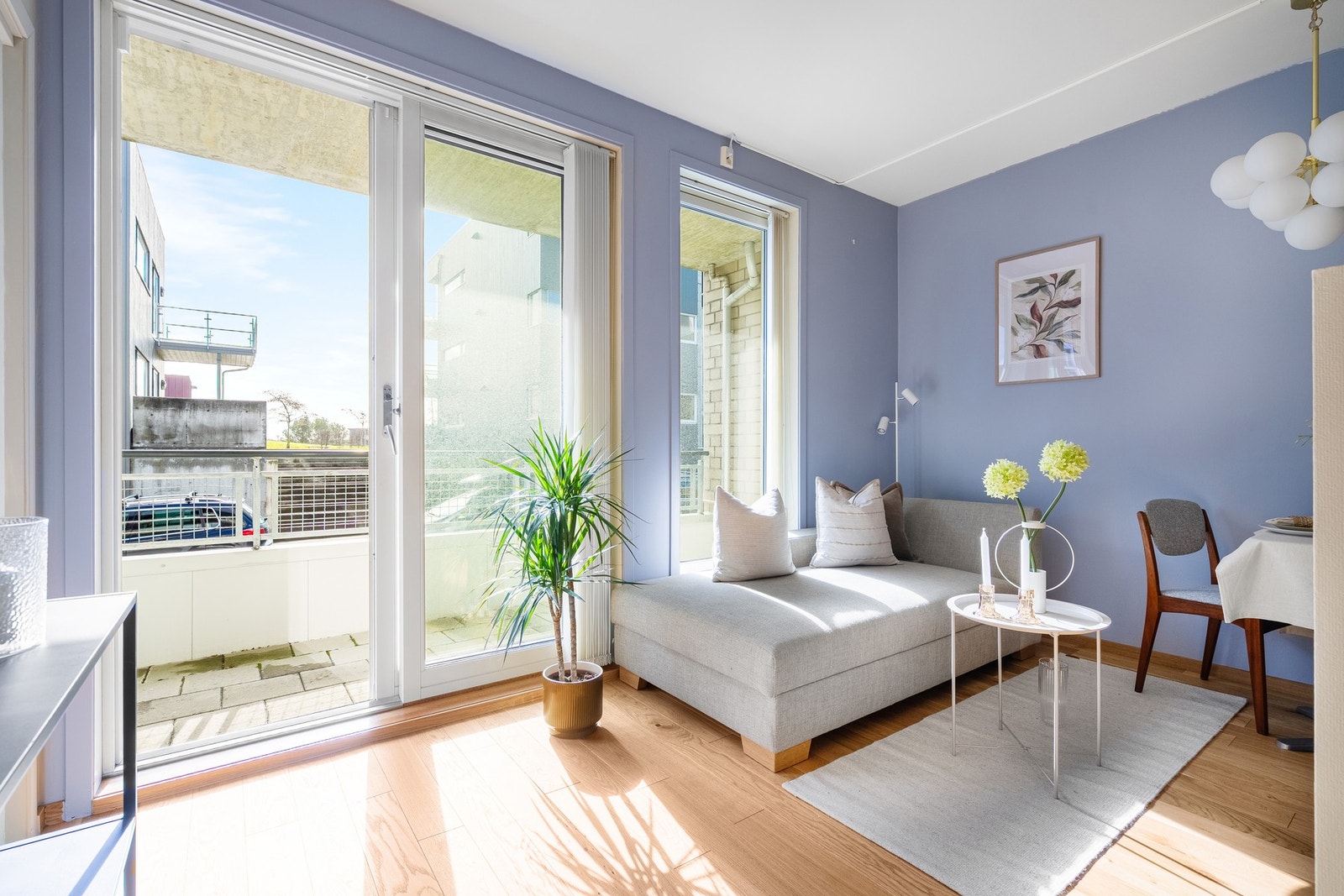 Leiligheten utmerker seg med store vindusflater som slipper inn rikelig med naturlig dagslys Galleribilde