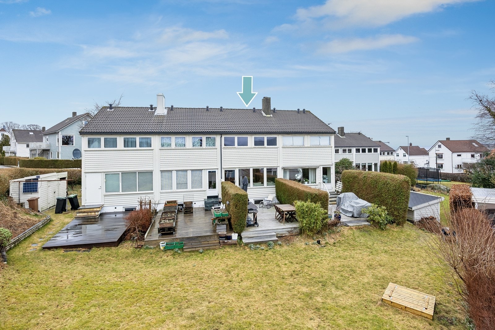 Hver bolig har egen terrasse som leder ut til en romslig felles hage Galleribilde