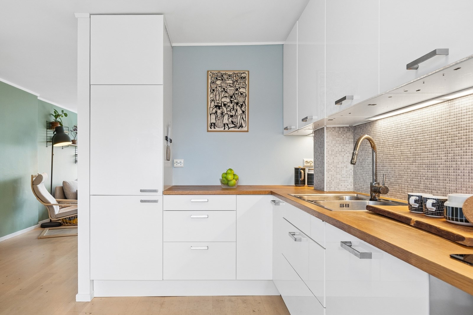 Kjøkkeninnredning fra ca 2011 i stilren utførelse med hvite fronter og benkeplate i tre Galleribilde