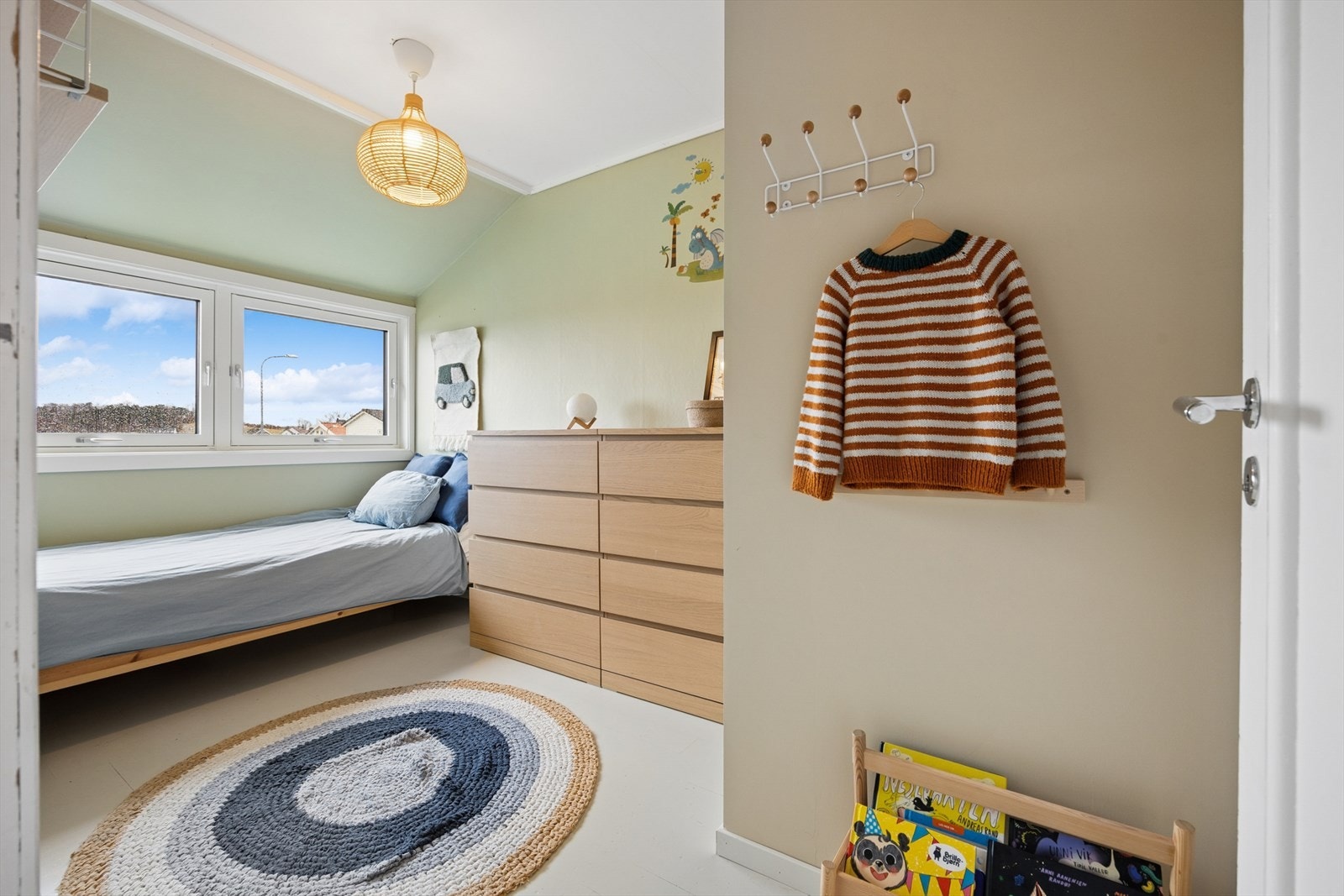 Soverom 2, her med nye vinduer fra 2026 Galleribilde