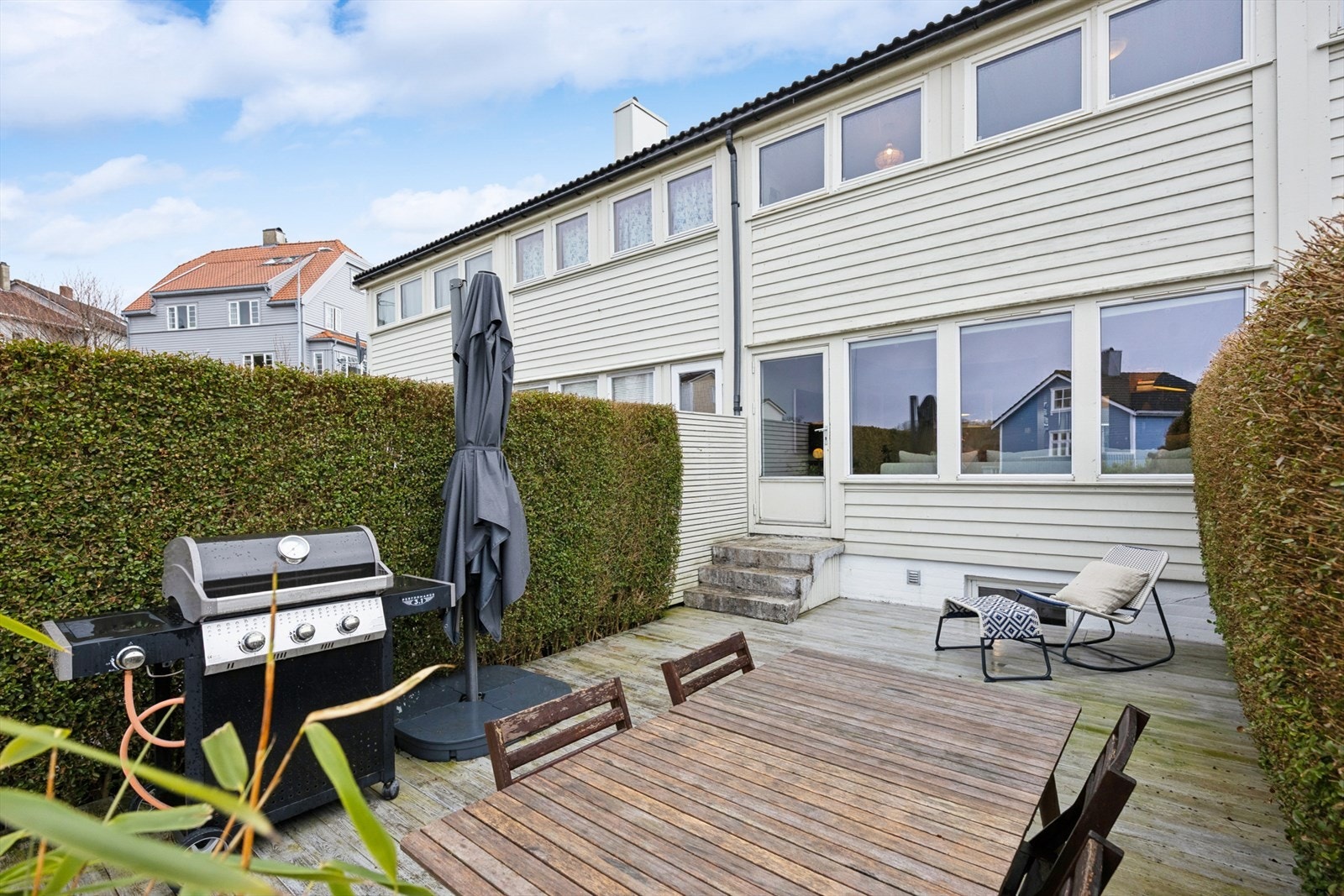 Terrassen er sørvendt og kan by på ypperlige solforhold Galleribilde