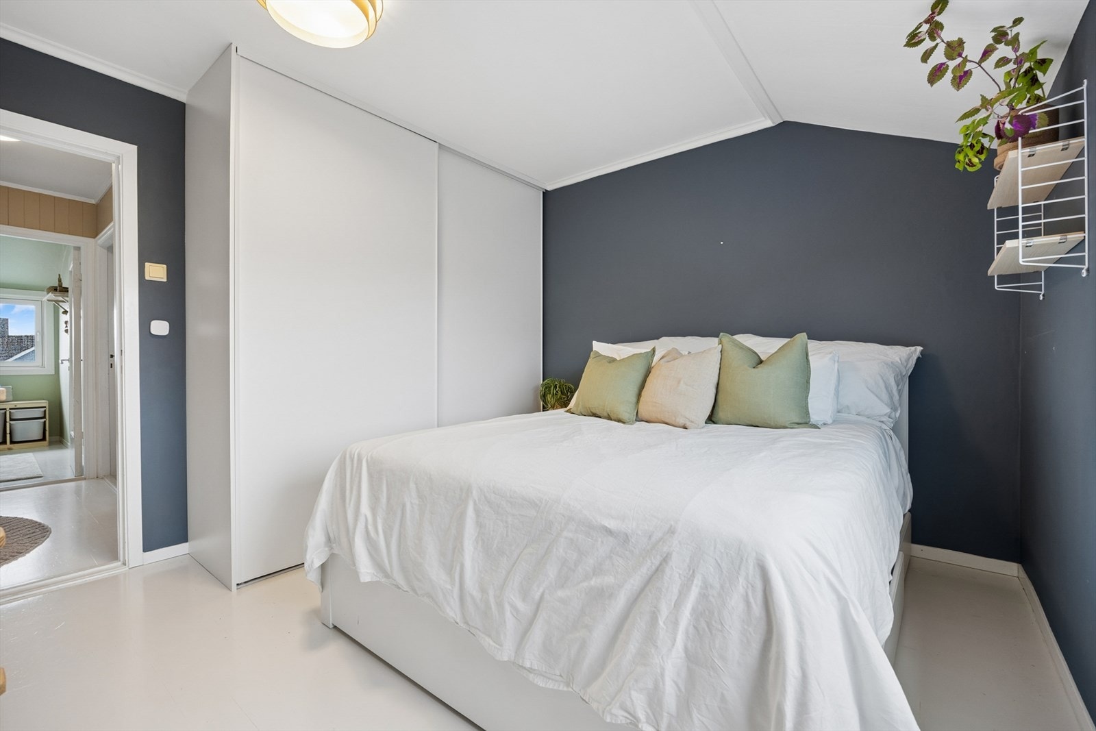 Her fra hovedsoverommet, utstyrt med skyvedørsgarderobe Galleribilde