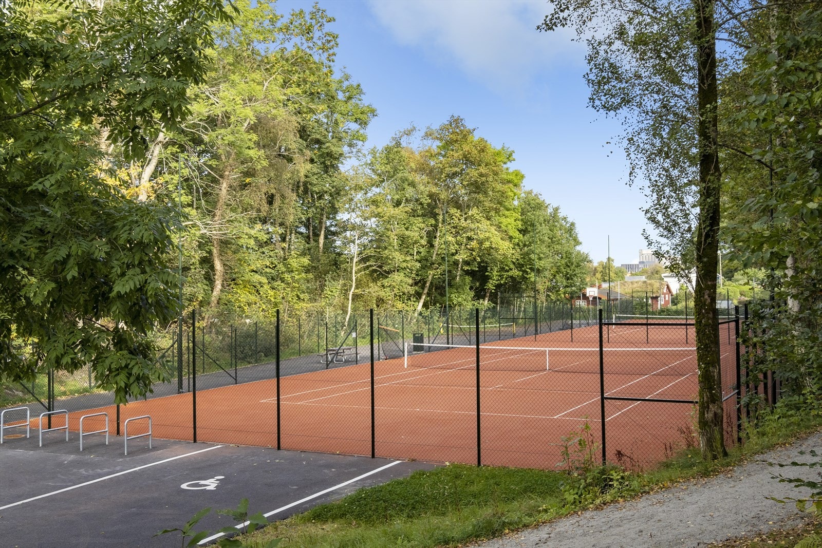 I bydelen finner man også offentlige tennisbaner hvor man kan booke tid eller møte opp på drop in Galleribilde