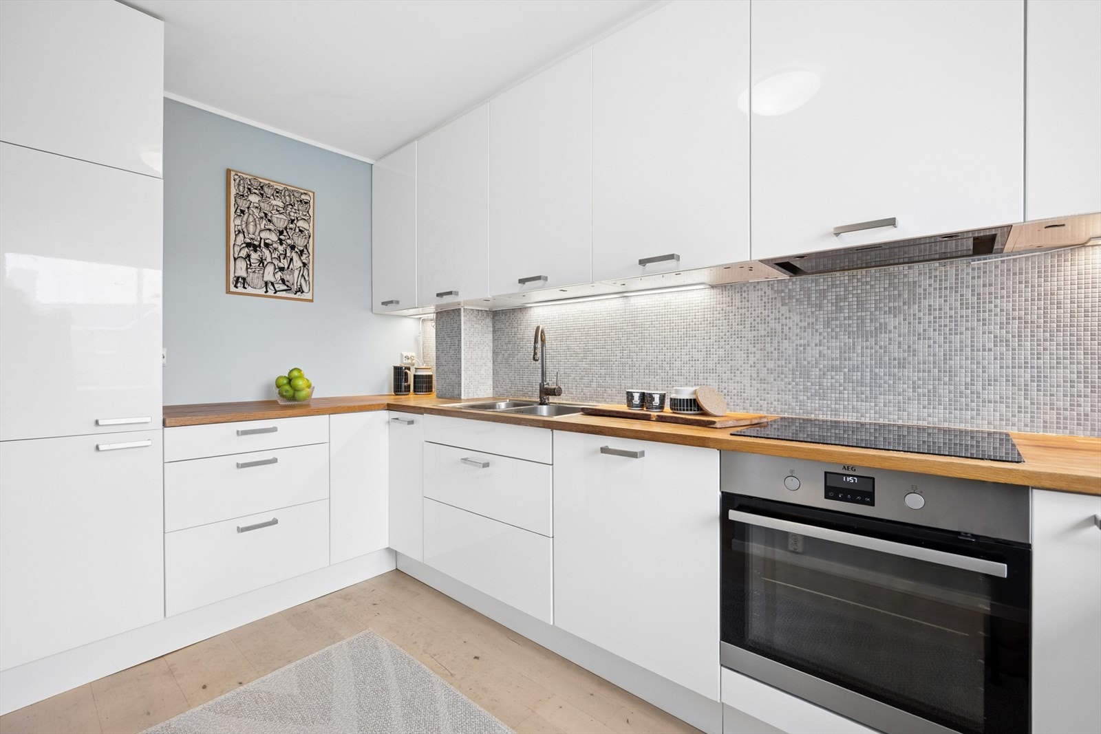 Her er det god skap- og benkeplass, samt integrerte hvitevarer Galleribilde