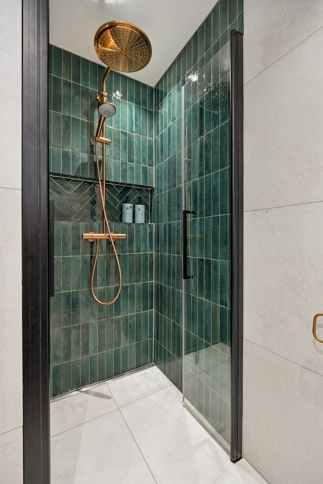 Dusjhjørnet har i tillegg lekre fliser og regnfallsdusj Galleribilde