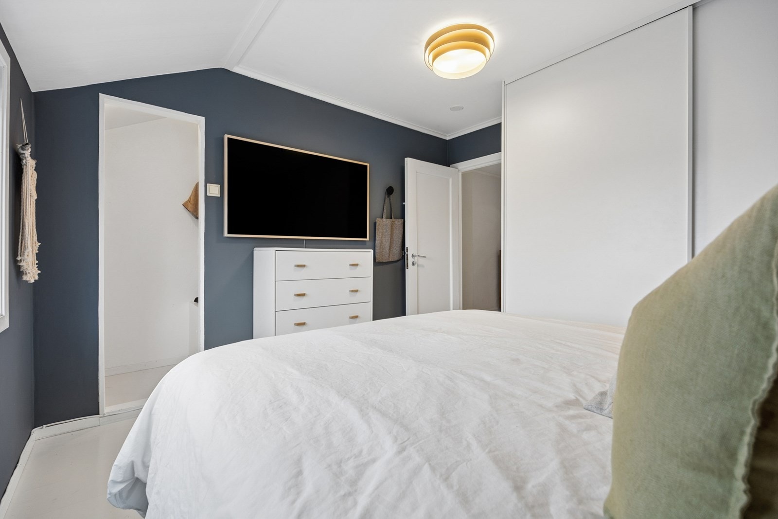 Herfra er det i tillegg tilgang på et lite kleskott Galleribilde