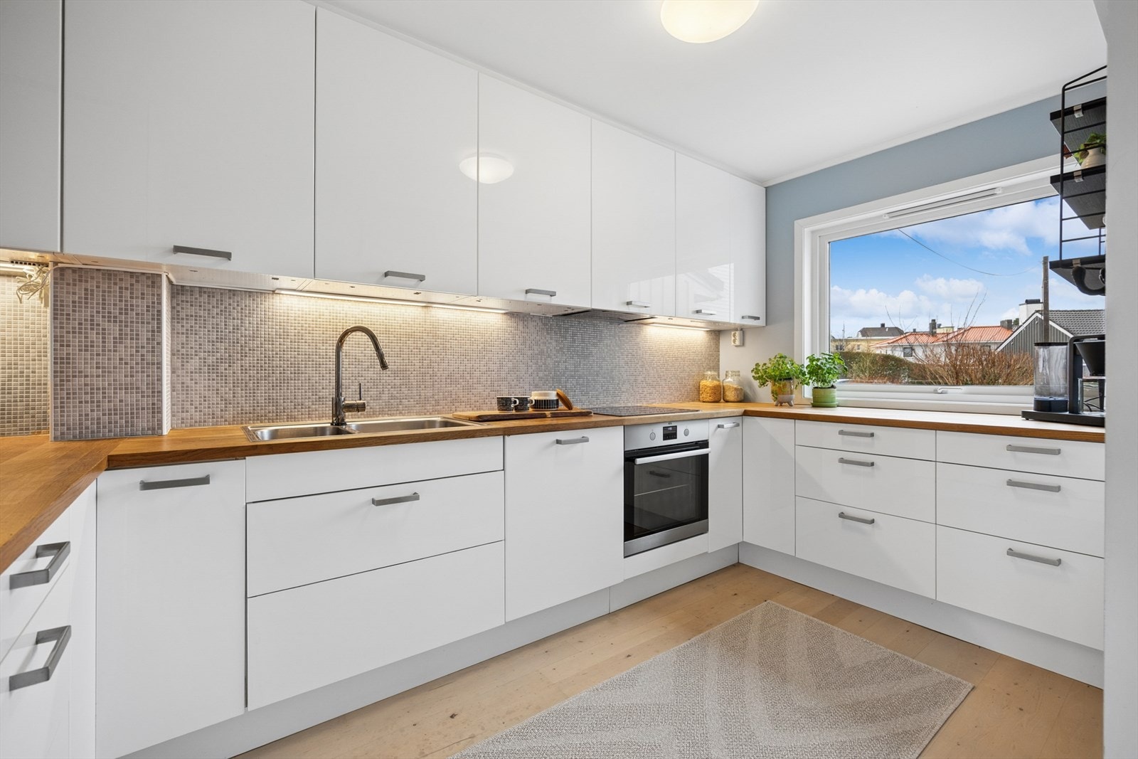 Stort vindu mot inngangssiden av huset Galleribilde