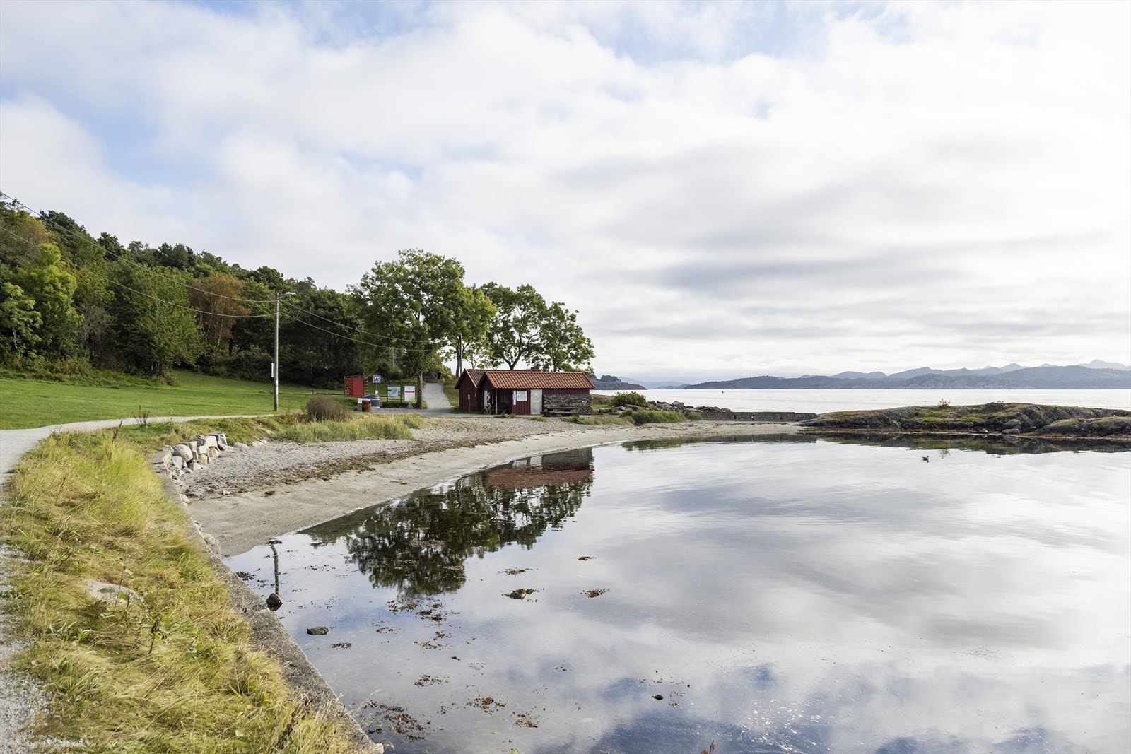 Gangavstand er det også til Godalen badeplass, med turløyper langs sjøen Galleribilde