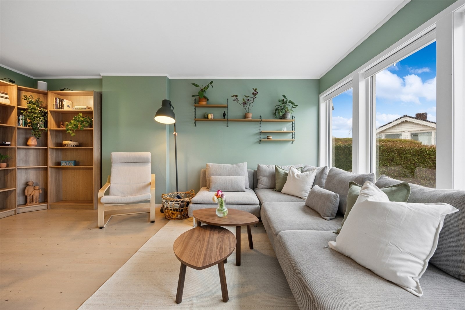 Boligen strekker seg over tre plan, hvor man har stue og kjøkken samlet i 1.etasje, samt utgang til terrasse Galleribilde