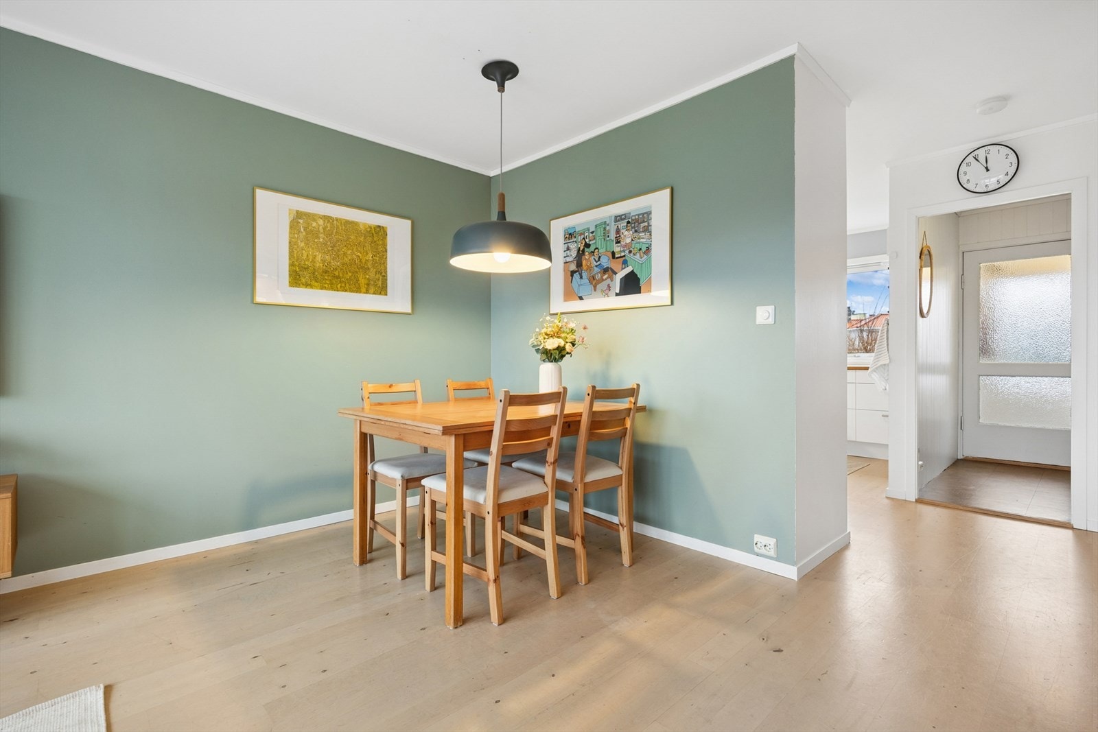 Delvis åpen løsning inn mot kjøkkenet Galleribilde