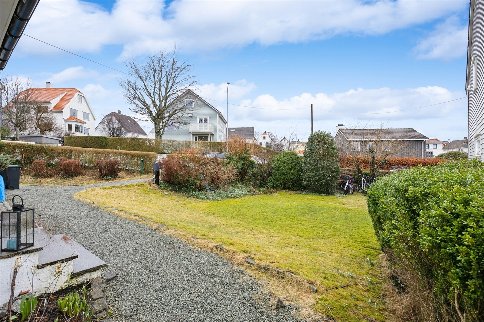 Inngangsparti (deler av opparbeidet hage tilhører rekken ved siden av, Buegata 14 A-D) Galleribilde