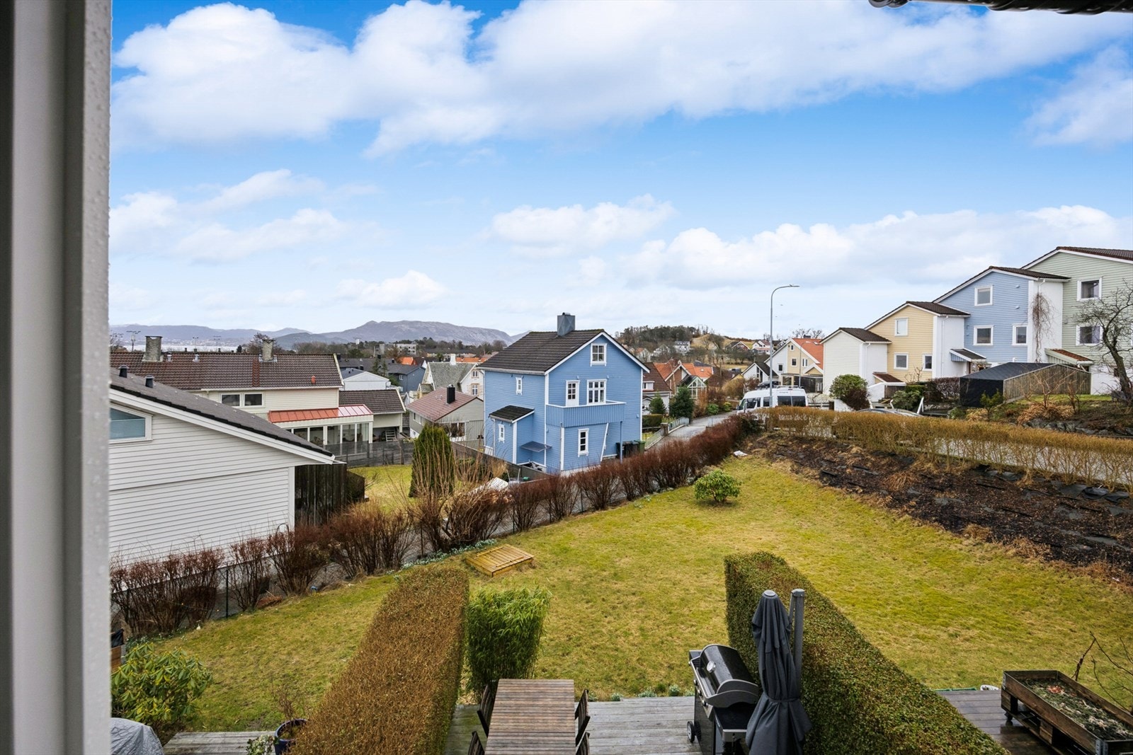 Fra boligen har man utsikt mot Varden og Lifjell, og man kan tom. skimte sjøen Galleribilde