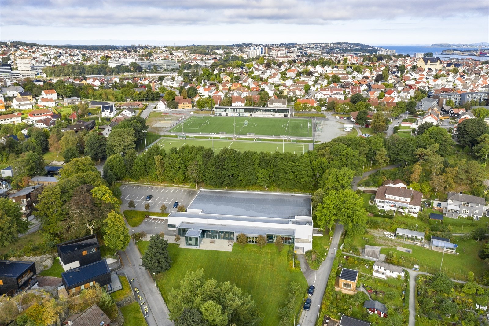 Boligen ligger i attraktive omgivelser på Storhaug. Her fra Midjord med fotballbaner og håndballhall kun få minutters gange fra boligen Galleribilde