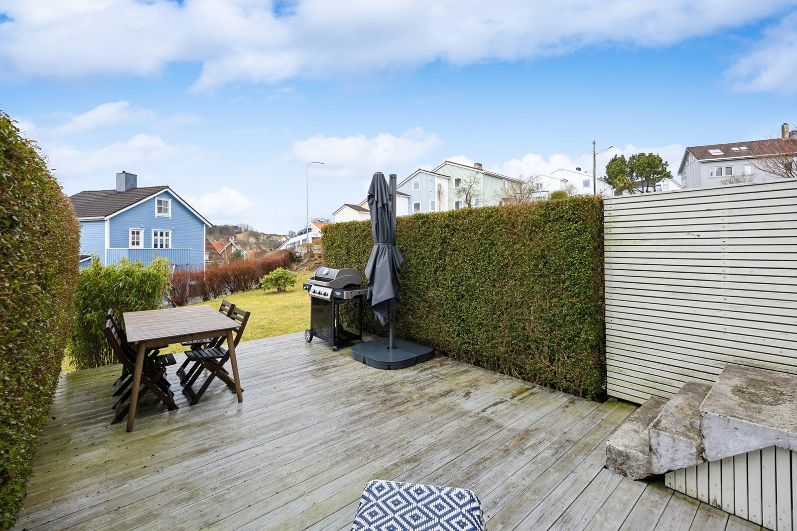 Herfra sitter man lunt og skjermet, og har utsikt mot Varden Galleribilde