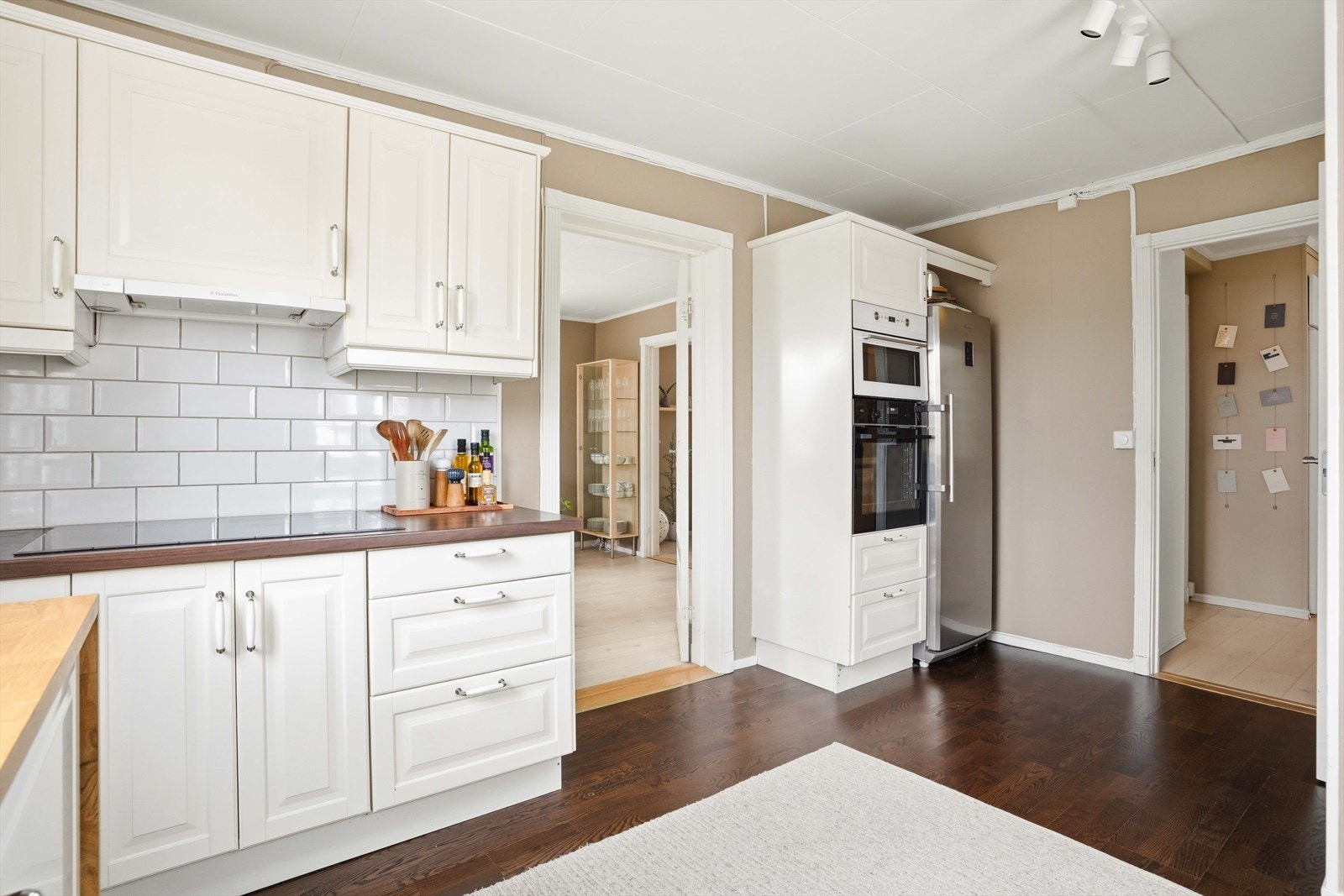 Kjøkken vegg-i-vegg med spisestuen. Galleribilde