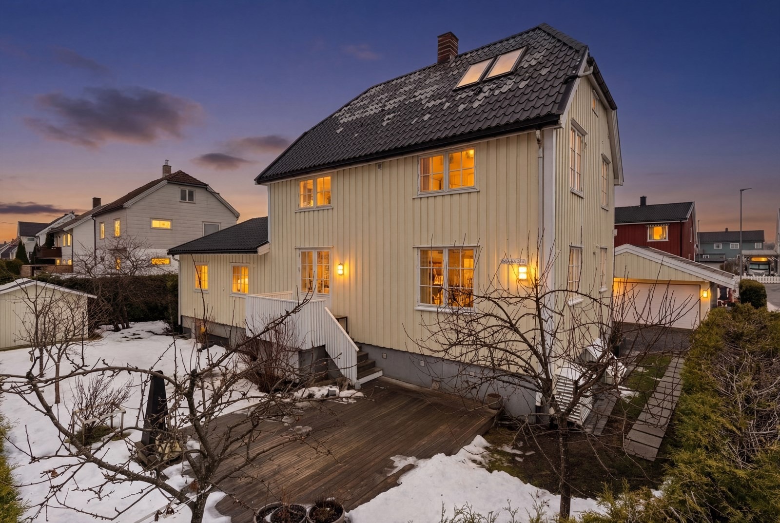 Innbydende enebolig med utleiedel, dobbelgarasje og hyggelige uteområder. Galleribilde