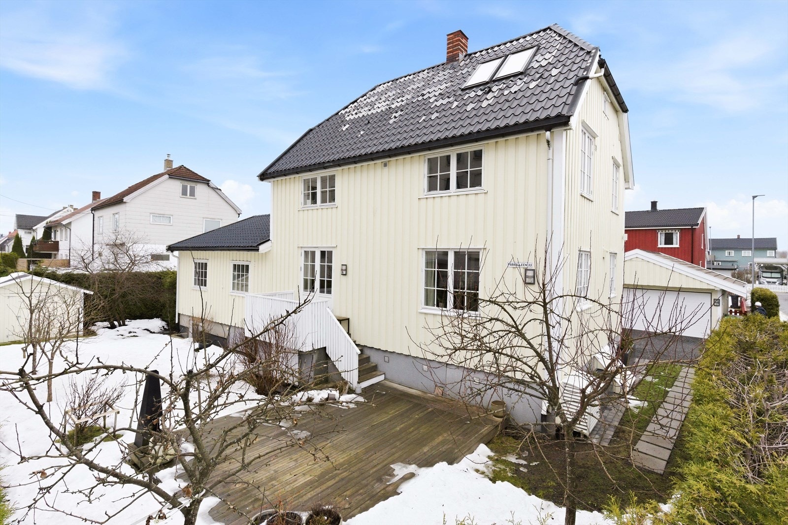 Parkalleen 33 er en eiendom med sjarm, plass og fleksible løsninger. Galleribilde