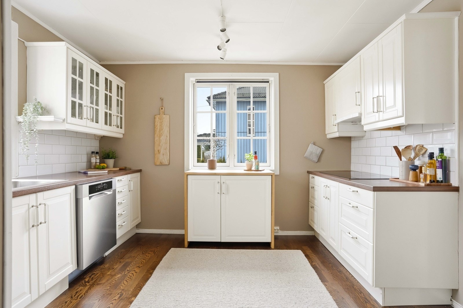 Stort kjøkken med rikelig oppbevaringsplass. Galleribilde