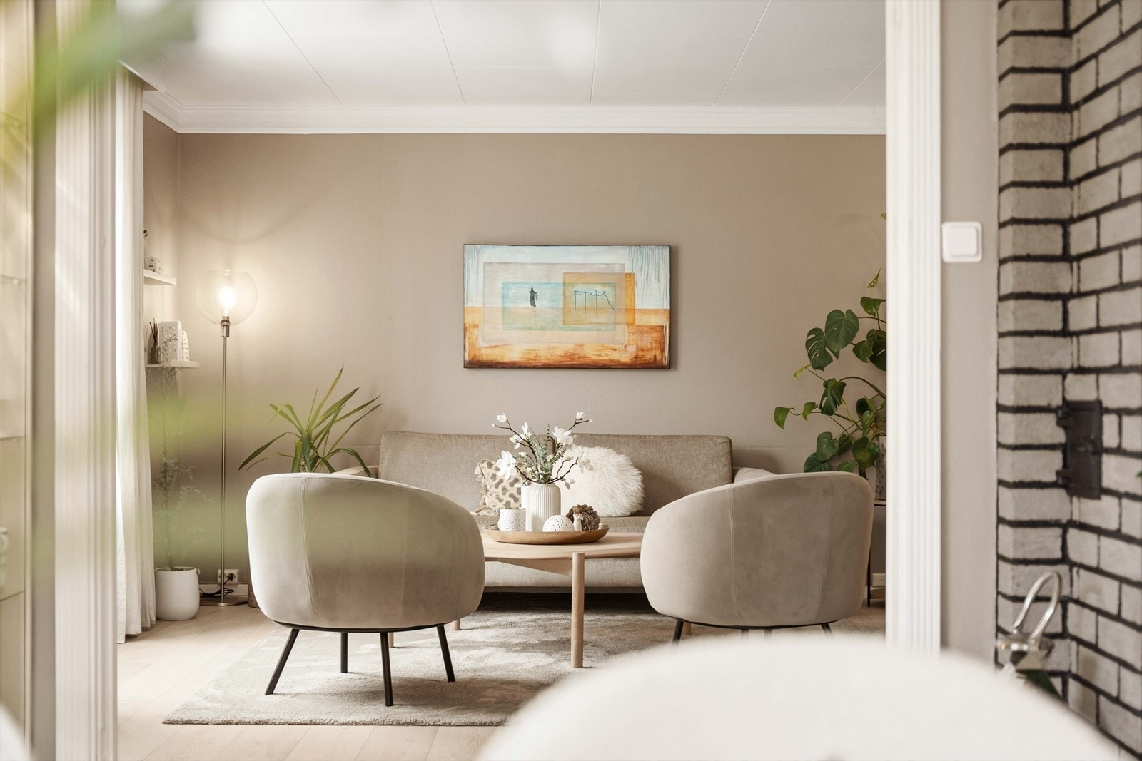 Stuen er romslig og har god plass til både sofagruppe og tv-sone. Galleribilde