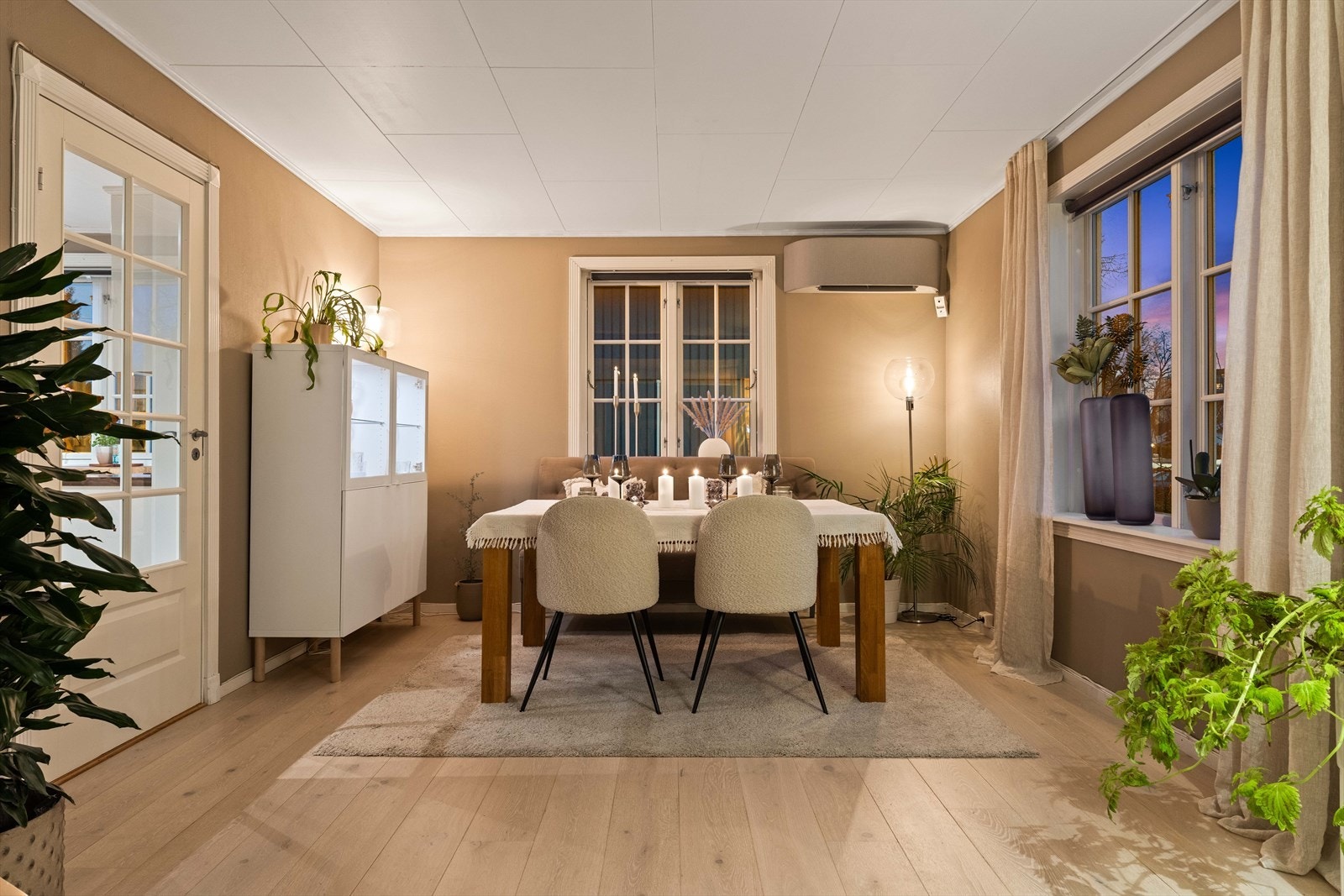 Her er det god plass til både hverdagsmåltider og hyggelige sammenkomster Galleribilde