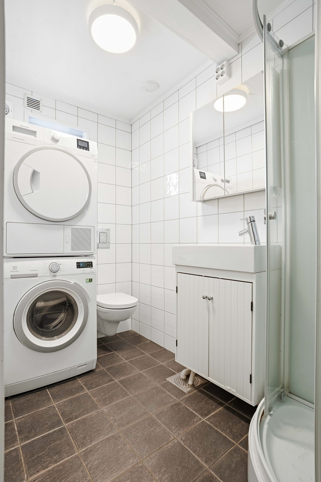 Badet i 1. etasje fremstår funksjonelt og praktisk utformet. Galleribilde