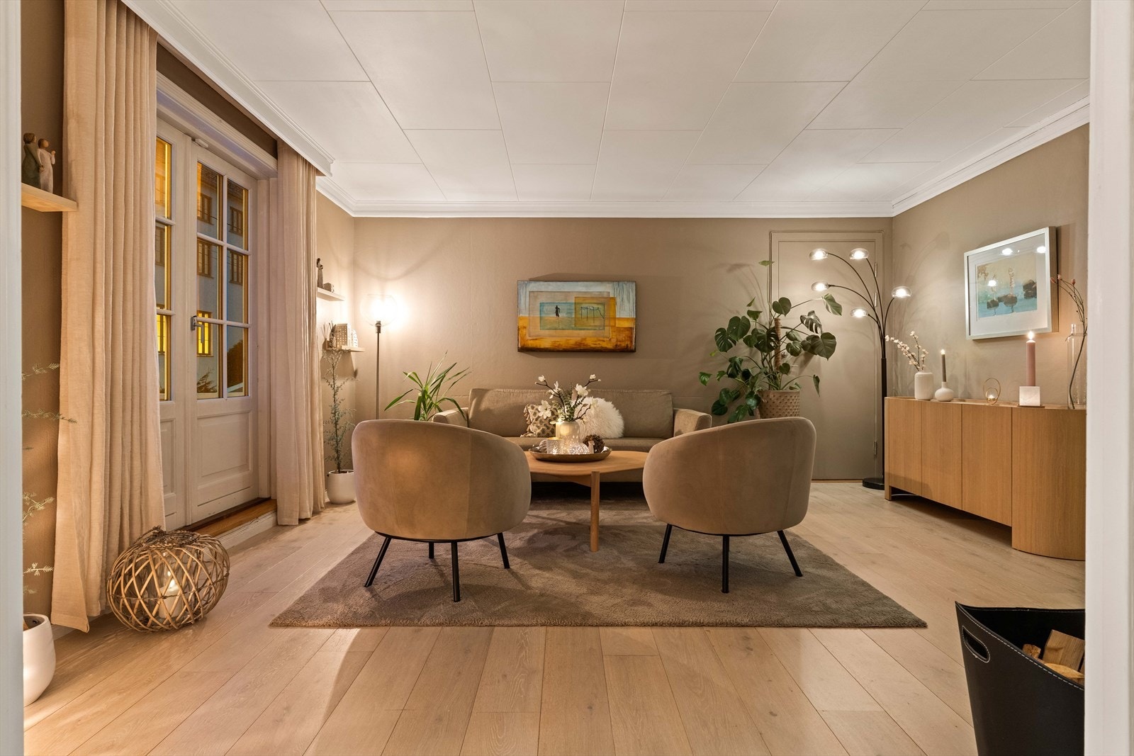 Bak døren i hjørnet er det adkomst til utleiedel. Galleribilde