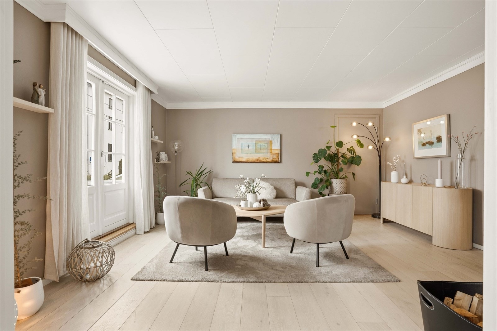 Store vindusflater slipper inn rikelig med naturlig lys. Galleribilde