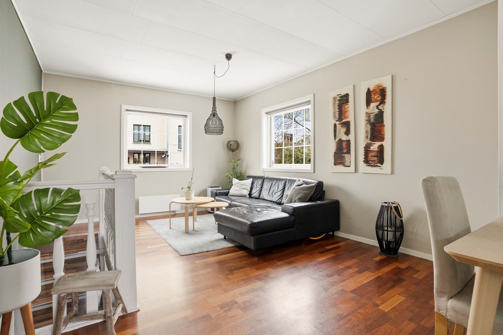 Stue og kjøkken i utleiedelen har en åpen og innbydende løsning Galleribilde