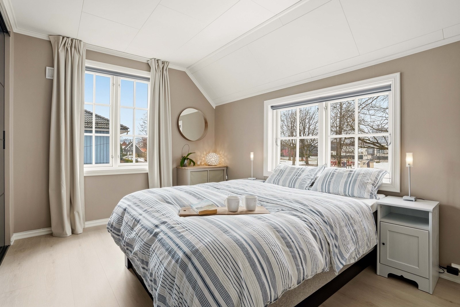 Romslige soverom gir gode muligheter for både familie og gjester. Galleribilde