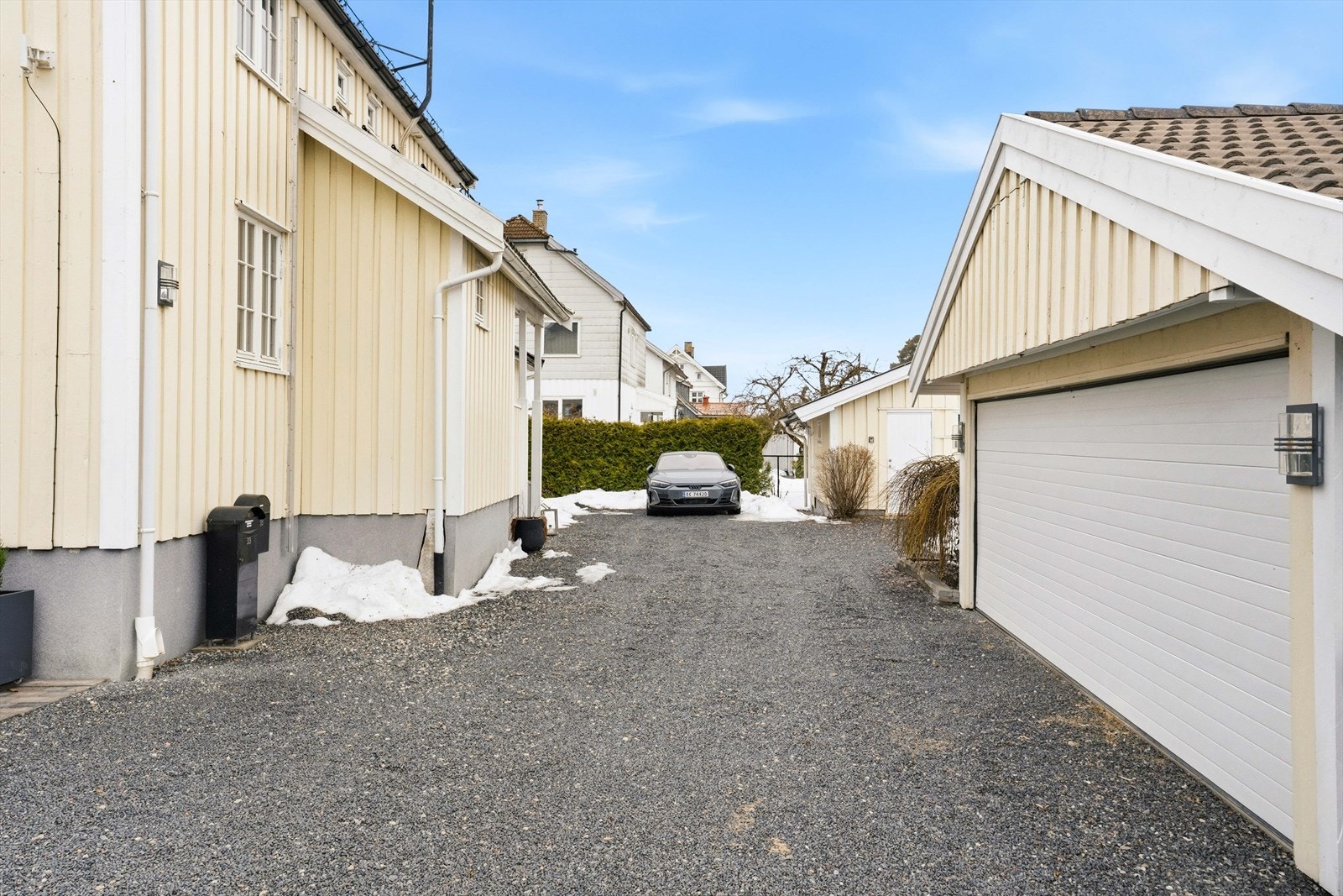 Gode solforhold og lune uteplasser gjør eiendommen ekstra trivelig. Galleribilde