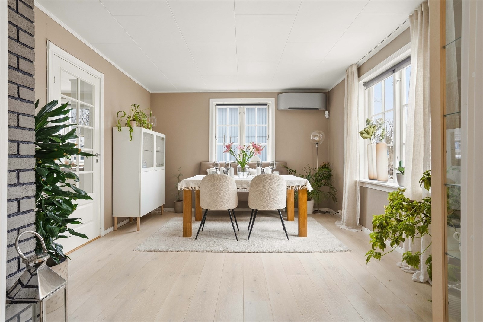 Spisestuen ligger praktisk til mellom stue og kjøkken. Galleribilde