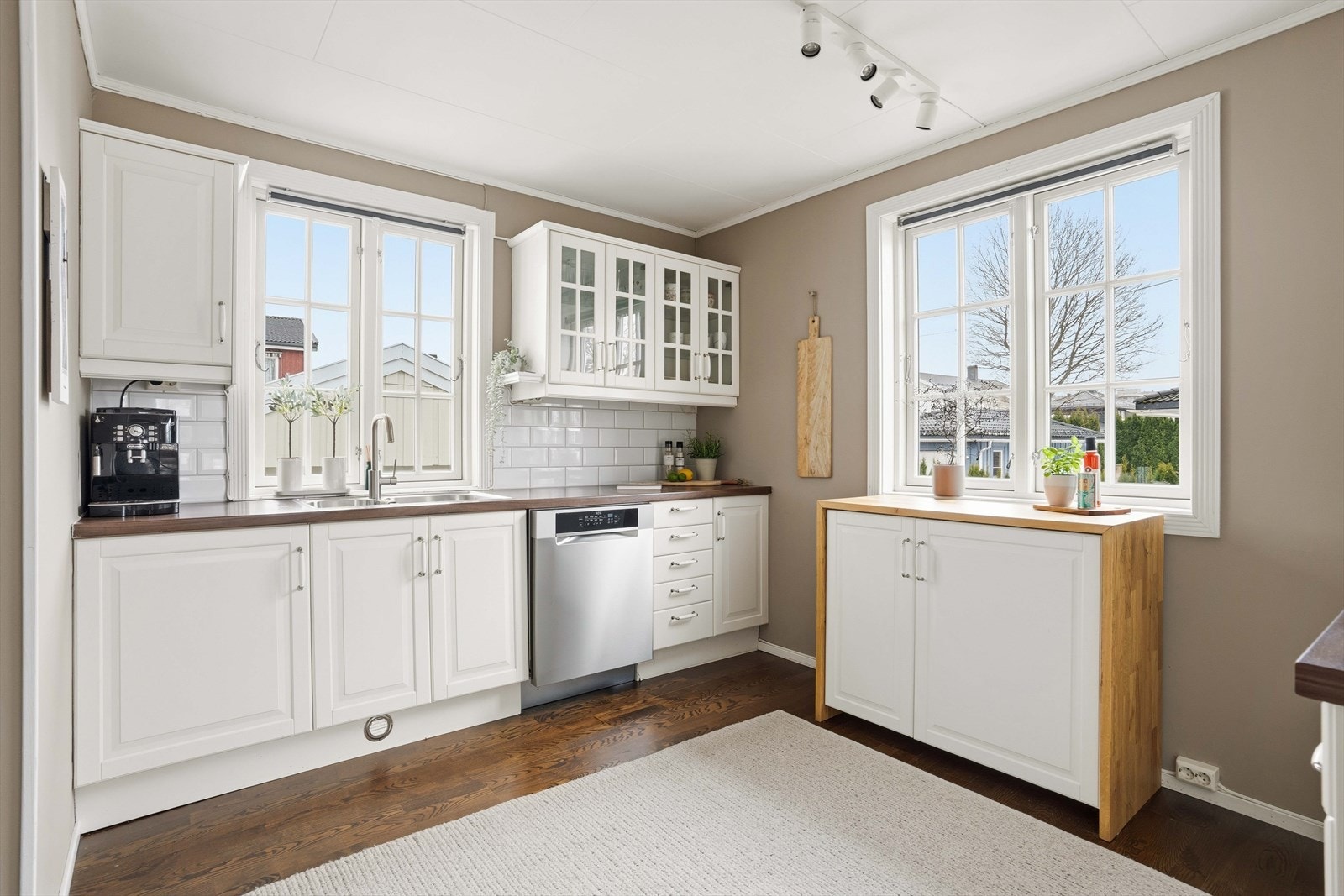 Kjøkkenet har godt med skap- og benkeplass. Galleribilde