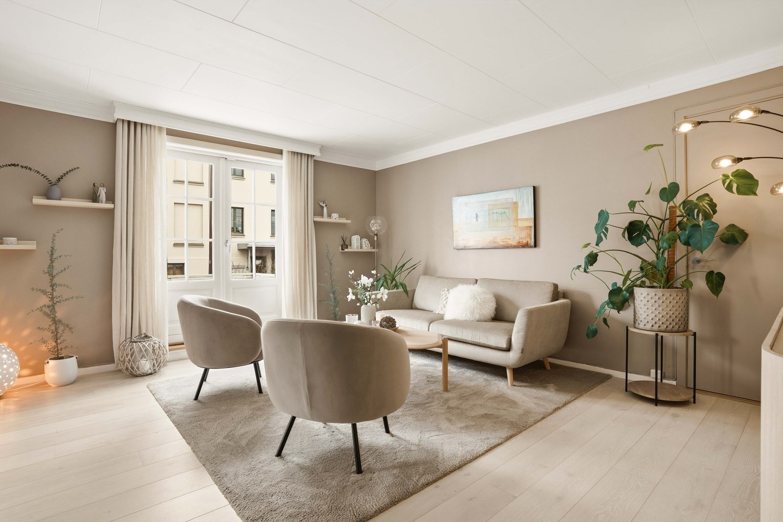 Et oppholdsrom med fin romfølelse og gode møbleringsmuligheter. Galleribilde