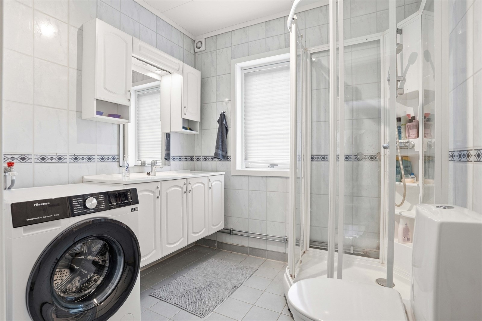 Tilbygget med utleiedel gir eiendommen ekstra fleksibilitet. Galleribilde