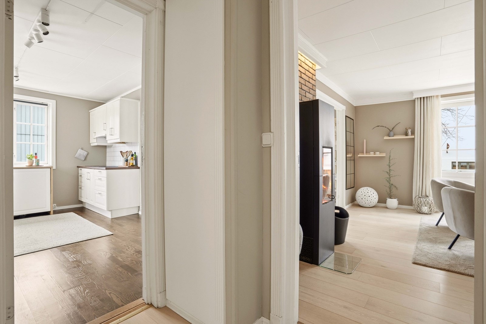 Entré og hall gir et innbydende møte med boligen. Galleribilde