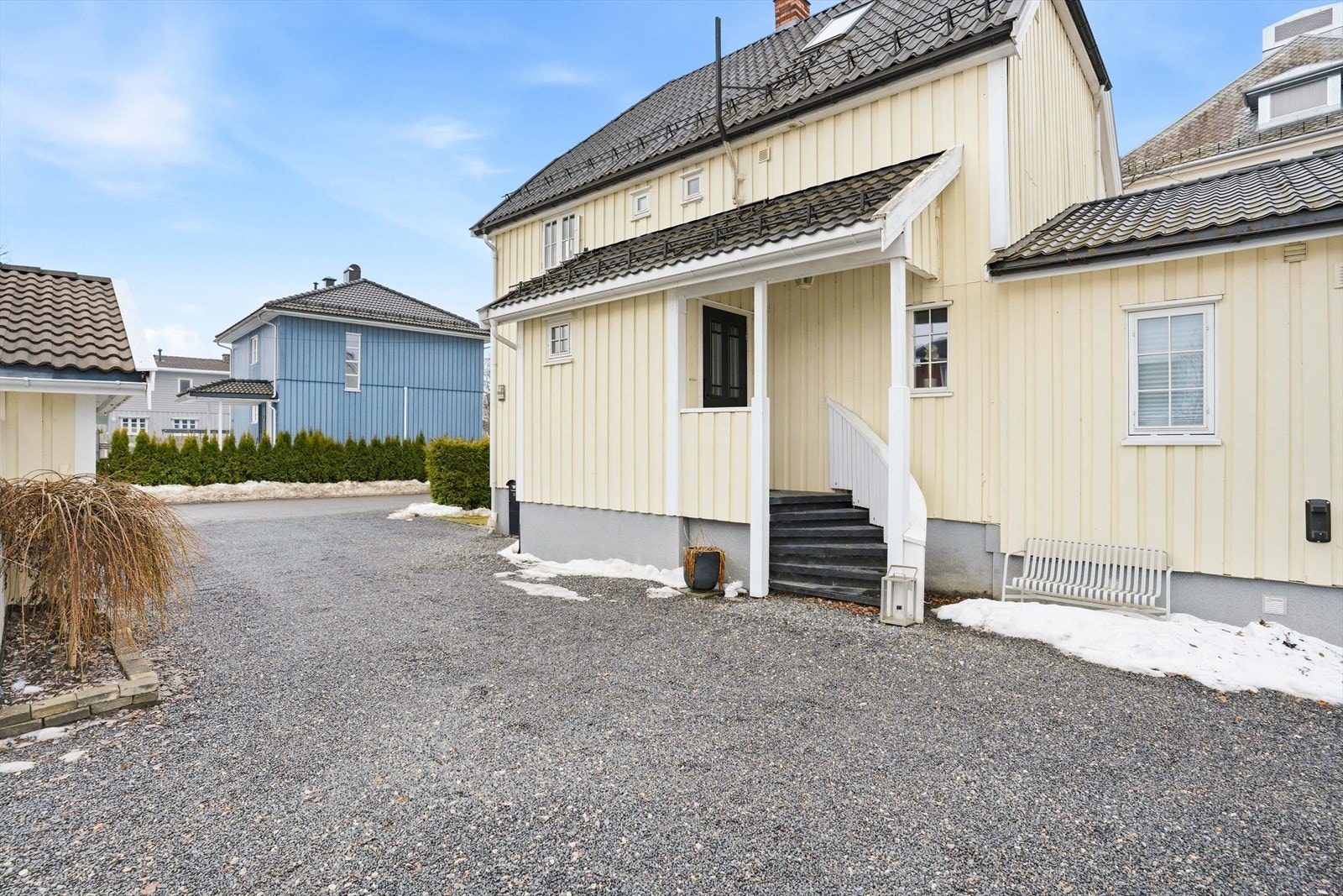 Romslig hjørnetomt med flere soner for opphold, lek og avslapning. Galleribilde