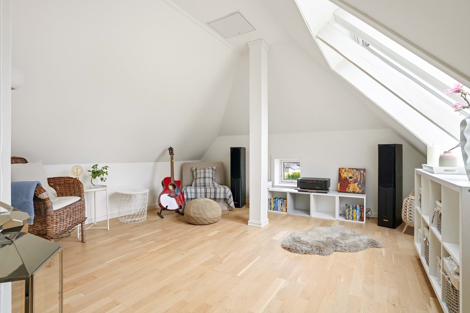 Innredede rom i loftsetasjen gir en spennende og fleksibel planløsning. Galleribilde