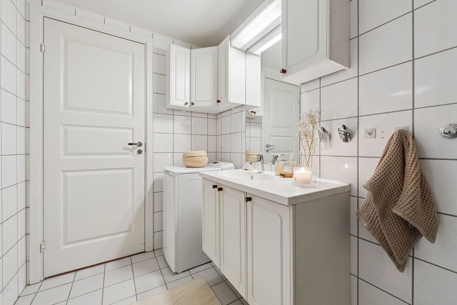 Innredningen er fra byggeåret, i hvit profilert utførelse. Det er opplegg og avsatt plass for vaskemaskin på badet. Galleribilde