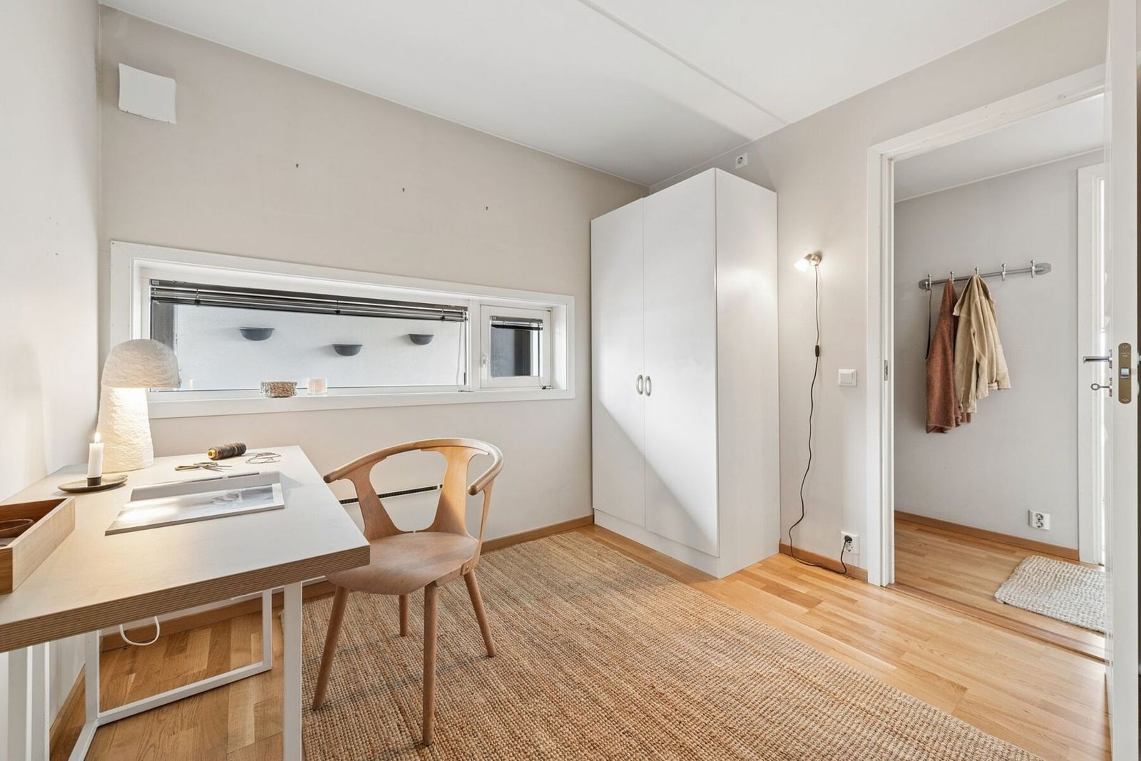 På det minste soverommet medfølger ett dobbelt skap. Galleribilde