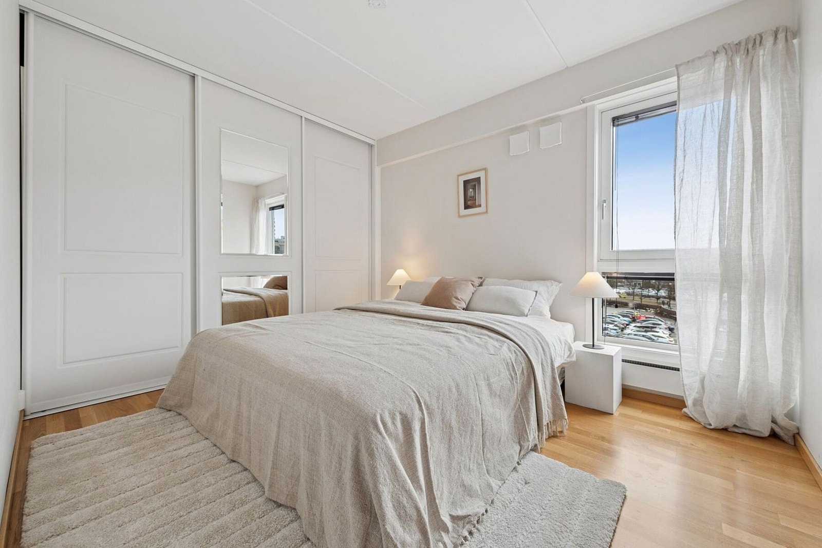 Boligens soverom er samlet som en skjermet enhet i tilknytning til entré og gang, noe som gir en rolig og privat sone. Galleribilde