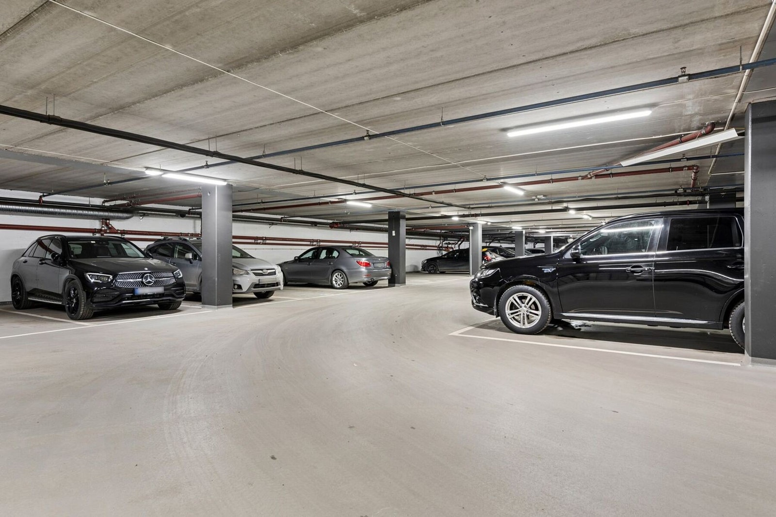 Det medfølger egen garasjeplass, nr. 10, i felles garasjeanlegg under eiendommen. Det er heis direkte til garasjen og mulighet for elbillader. I tillegg er det tre gjesteplasser som kan reserveres i garasjen. Galleribilde