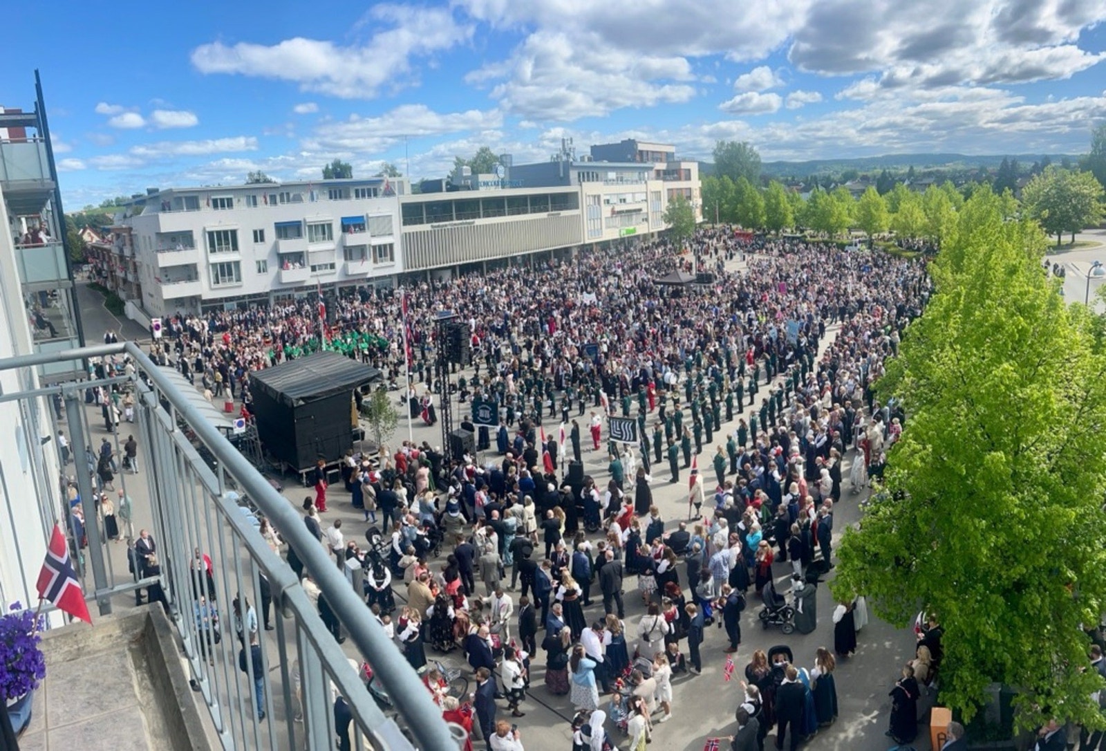 På nasjonaldagen byr boligen på førsteklasses orkesterplass til Stortorget - hvor du kan nyte korpsmusikk og herlig 17. mai-stemning fra din egen balkong. Galleribilde