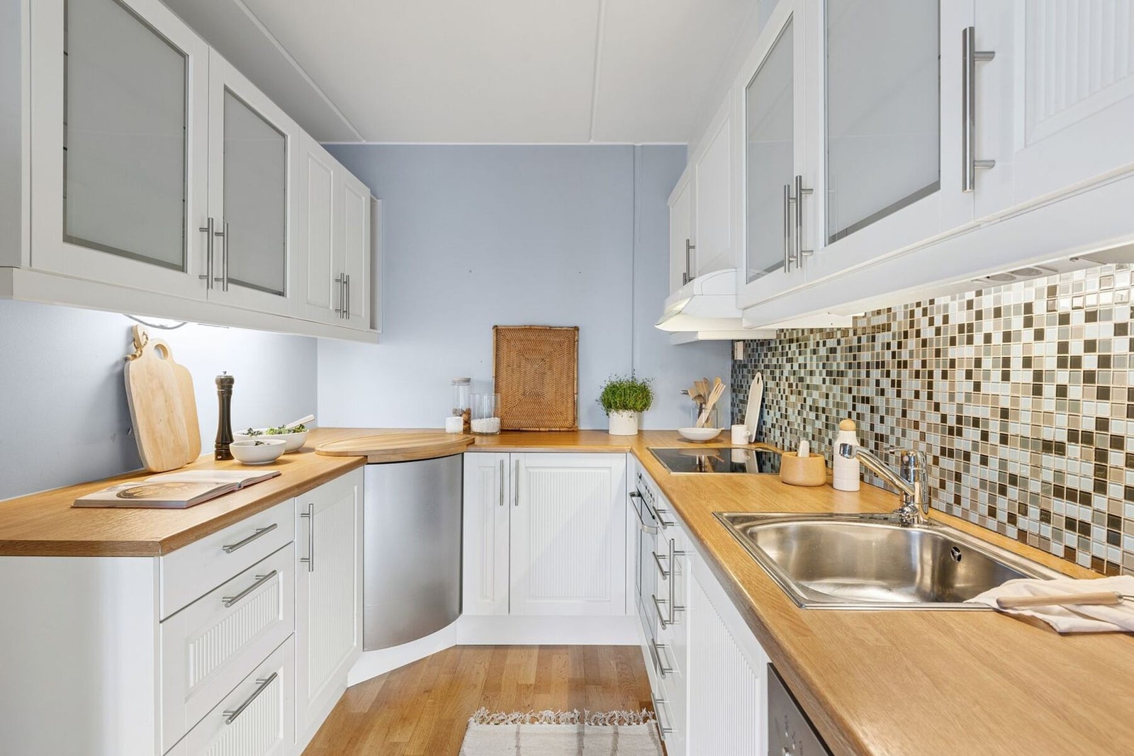 Innredningen er fra Norema og byr på godt med skapplass og praktiske arbeidsflater. Kjøkkenet har tidløse, hvite fronter med enkle profiler. Galleribilde