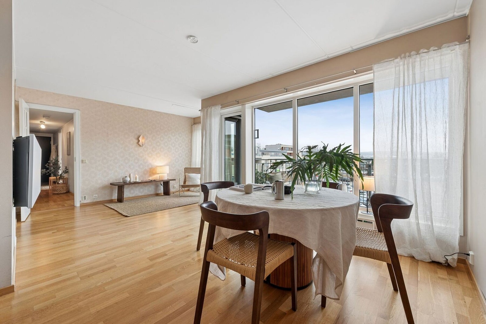 Stuen har en innbydende planløsning med flere naturlige soner, som gjør det mulig å innrede med både sofagruppe, lesehjørne og andre funksjoner Galleribilde