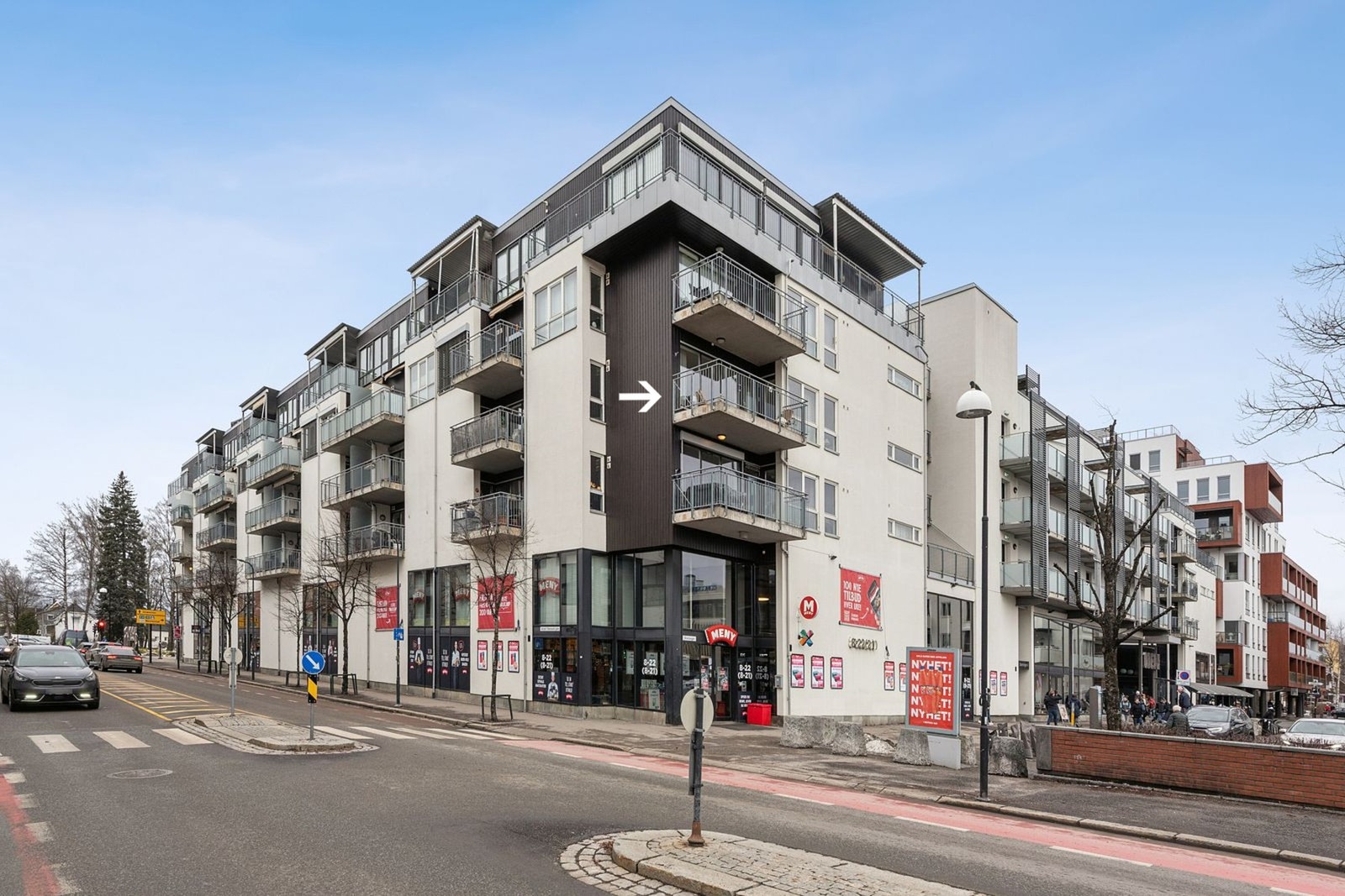 Leiligheten ligger på hjørnet av byggets 4. etasje. Rett utenfor boligen ligger Stortorget, som i tiden fremover skal forvandles til Lillestrøms nye, frodige og grønne bypark. Galleribilde