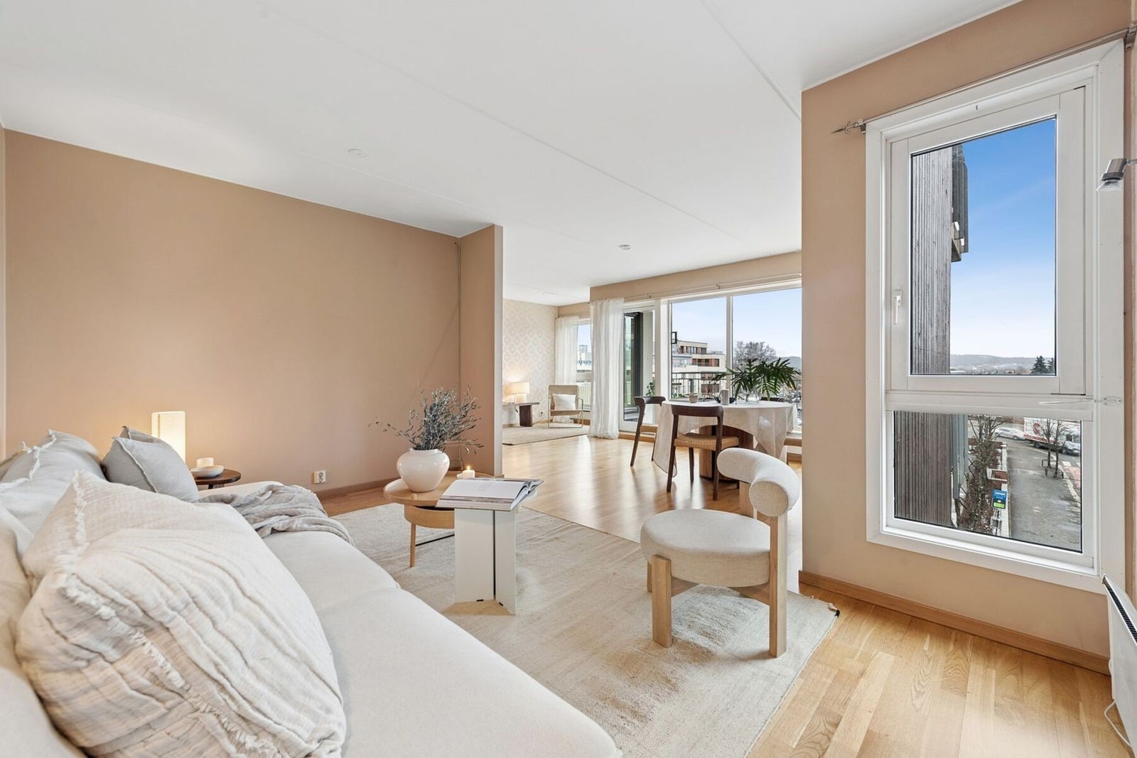 Leiligheten har god romfølelse og en funksjonell, velholdt standard fra byggeåret. Noe modernisering kan påregnes, men gir samtidig mulighet til å sette ditt eget preg på hjemmet. Galleribilde